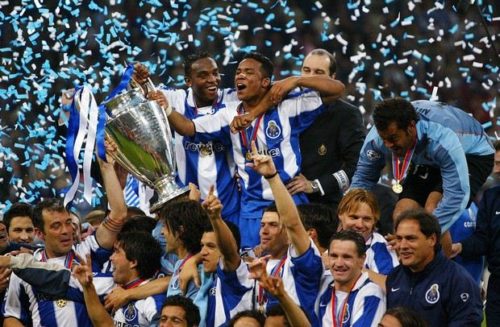 FC Porto's Benni McCarthy (top L) and Carlos Alberto (top R) hold the trophy as they celebrate with their teamates after beating Monaco 3-0 in the Champions League final football match, 26 May 2004 at the Arena AufSchalke stadium in Gelsenkirchen. AFP PHOTO MIGUEL RIOPA